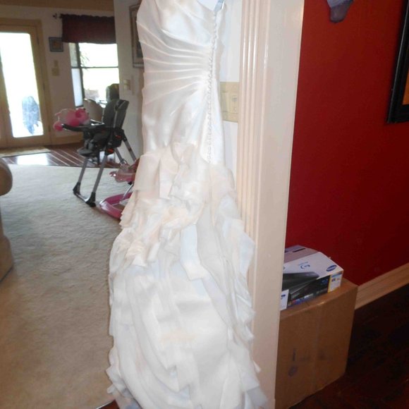 Vera Wang -“ The White Collection” Wedding gown 🔥 - Picture 13 of 16